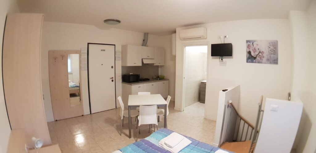 affitto breve, al piano primo di questo bellissimo bilocale troviamo soggiorno e cucina mentre, scese le scale a chiocciola troviamo la zona notte